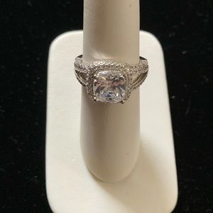 Square cut centre SZ stone. CZ surrounds & down the shaft 925 SS Size 6